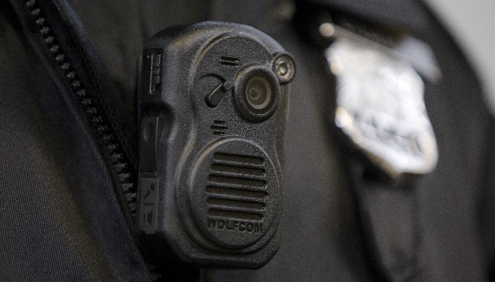 تحقیقات جدید:دوربین مداربسته پوششی برروی لباس پلیس میزان خشونت را افزایش می دهد.